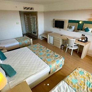 Großes Zimmer mit Kingsize-Bett